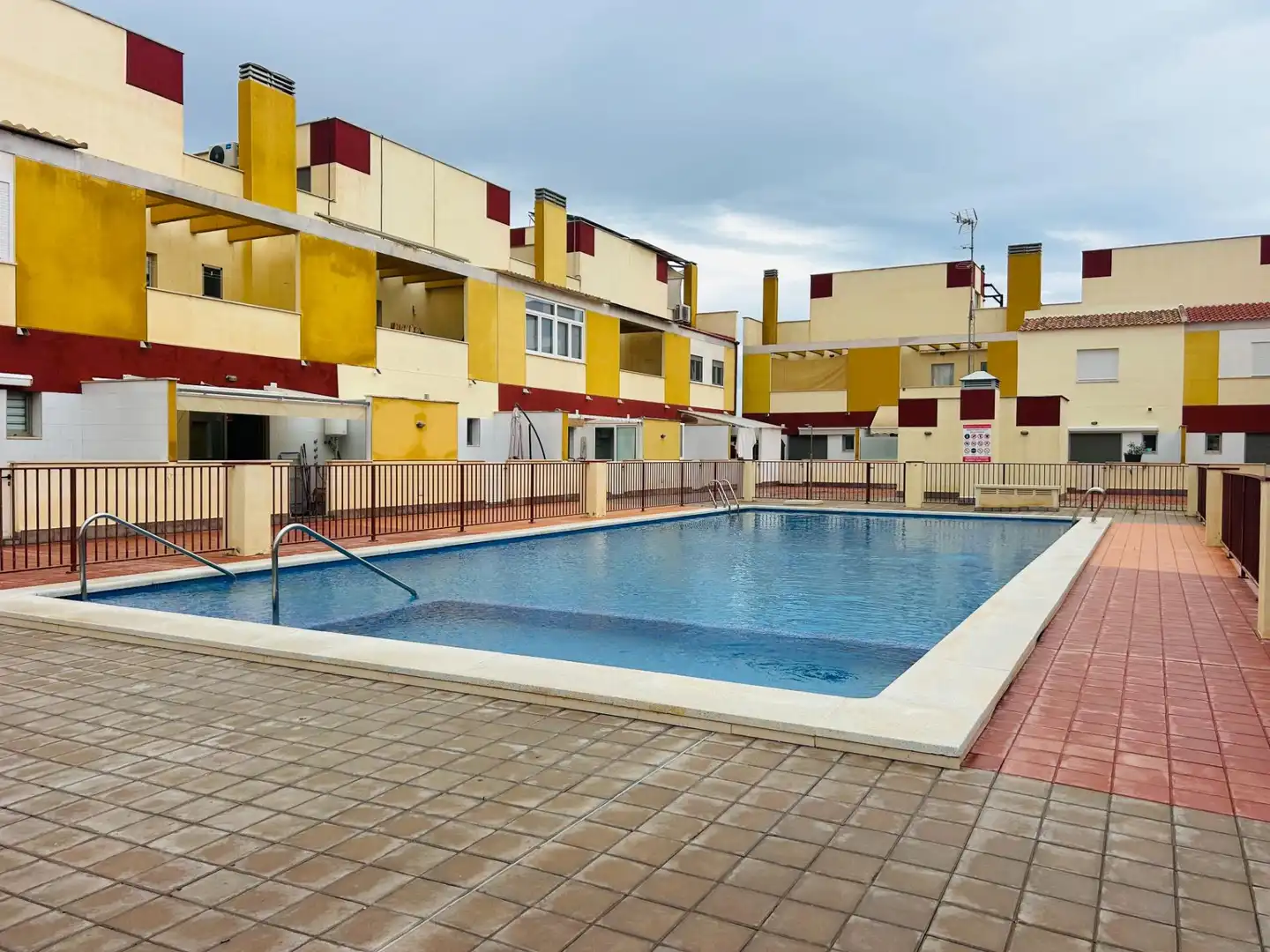 Piscina de Casa adosada en venda en Los Alcázares amb Aire condicionat, Terrassa i Moblat