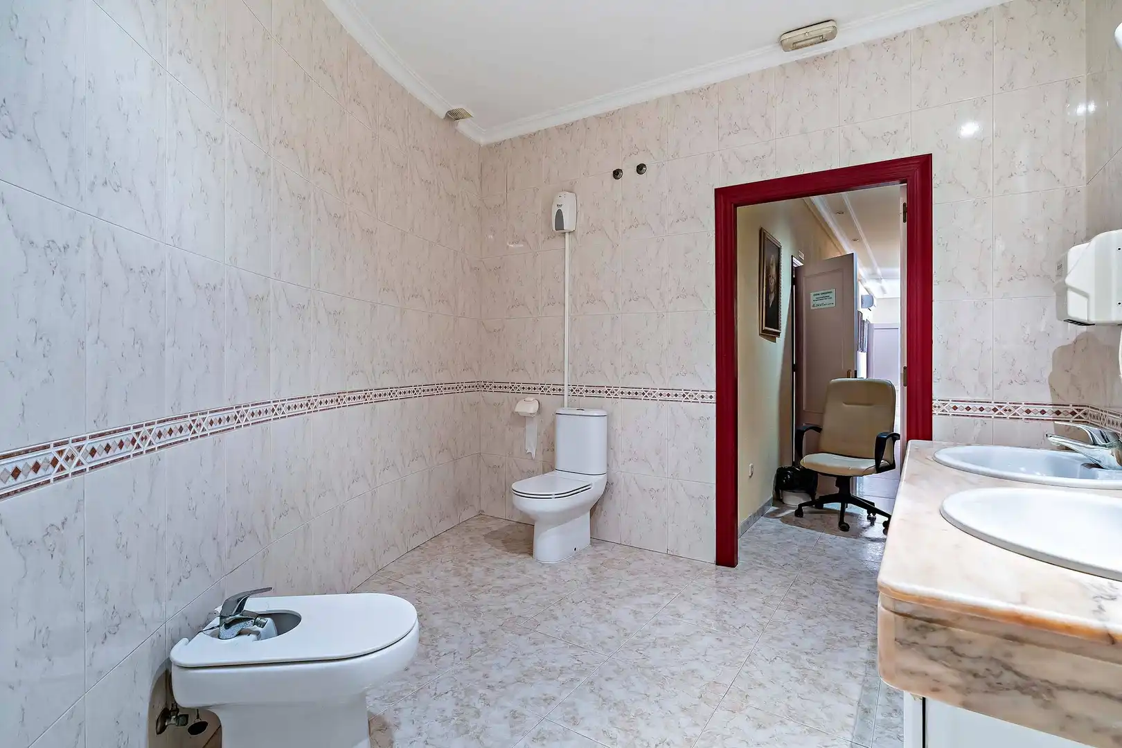 Badezimmer von Erdgeschoss zum Verkauf in Roquetas de Mar mit Terrasse