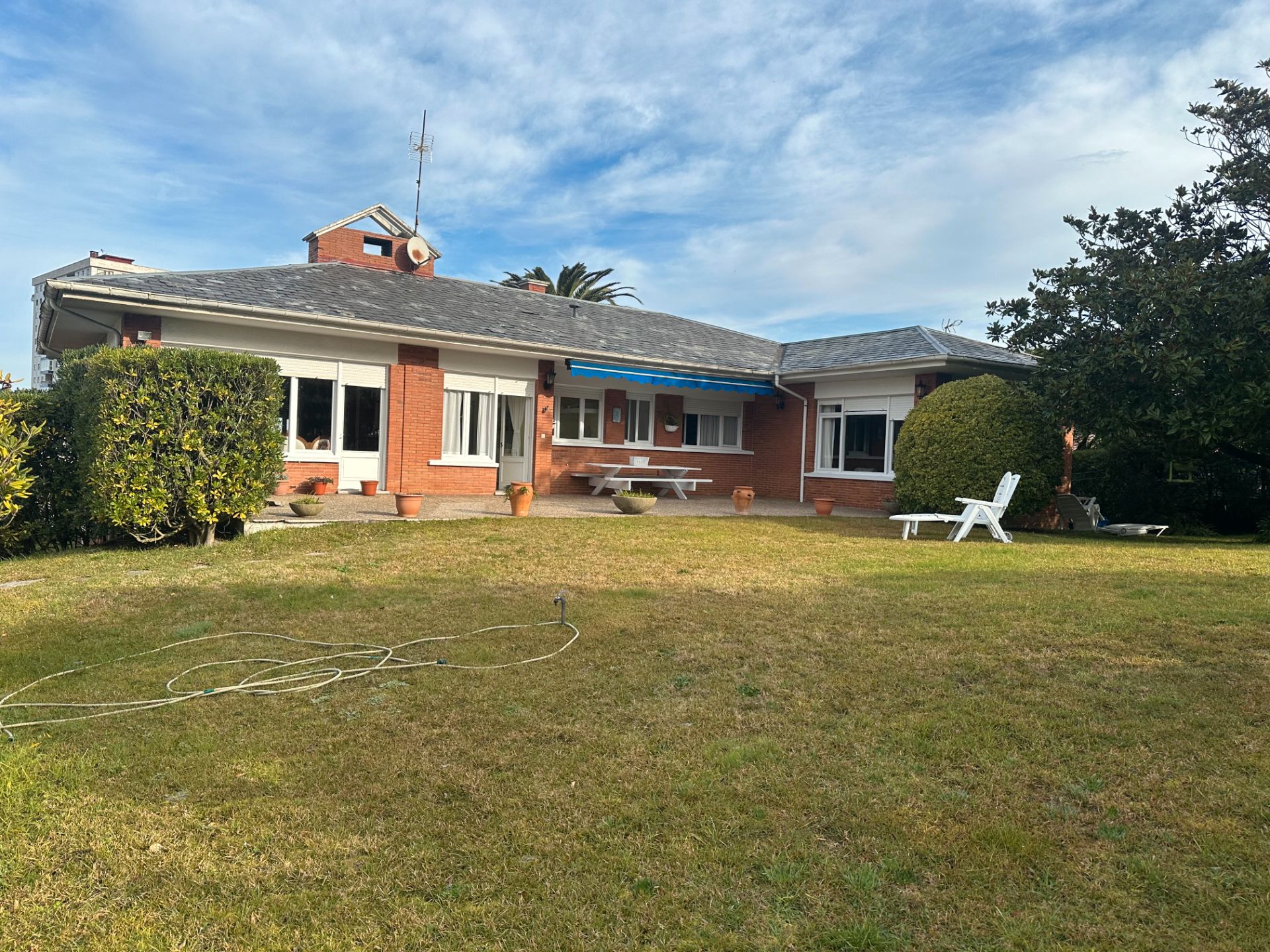 Vista exterior de Casa o xalet en venda en Castrillón amb Calefacció, Jardí privat i Parquet