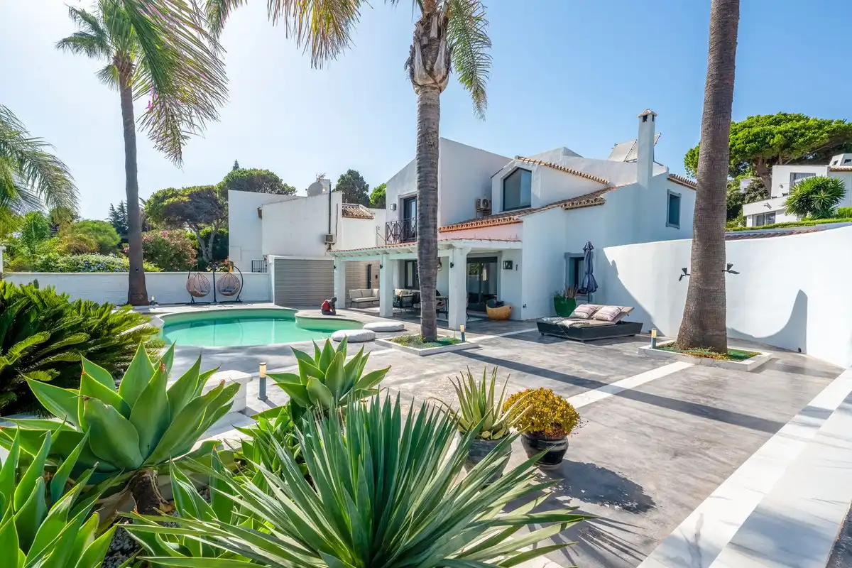Vista exterior de Casa o xalet en venda en Casares amb Aire condicionat, Jardí privat i Terrassa