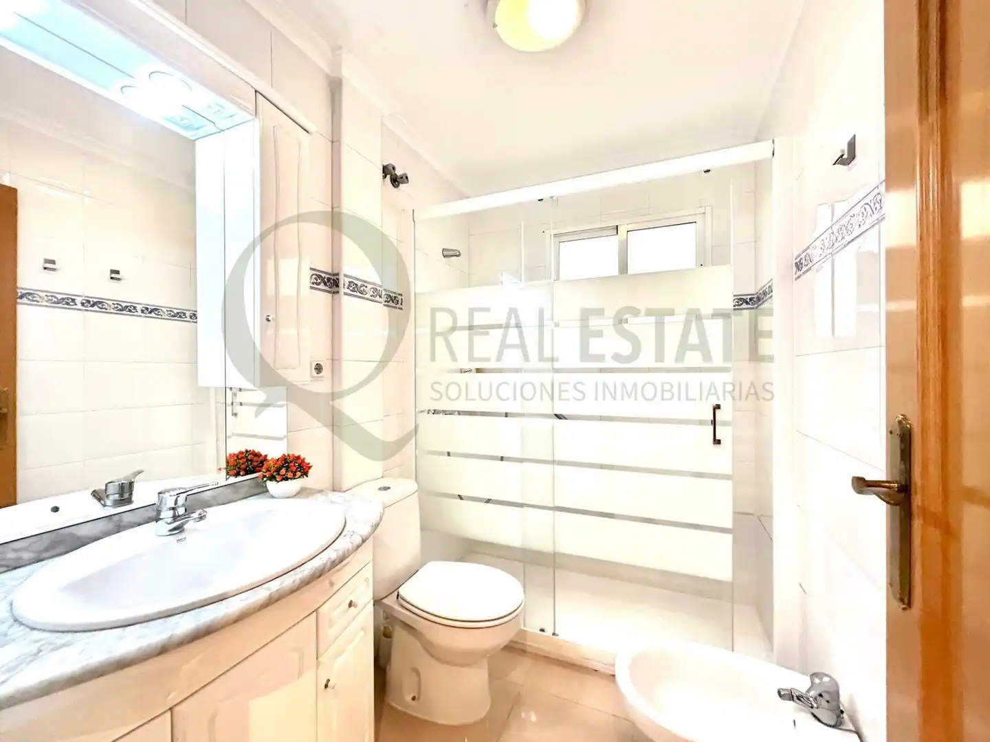 Baño de Piso de alquiler en Alicante / Alacant con Aire acondicionado, Calefacción y Terraza