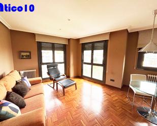 Wohnzimmer von Wohnungen miete in Oviedo  mit Heizung, Parkett und Möbliert