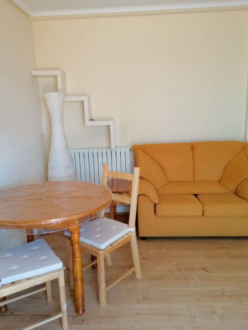 Sala d'estar de Àtic de lloguer en  Zaragoza Capital amb Calefacció, Parquet i Moblat