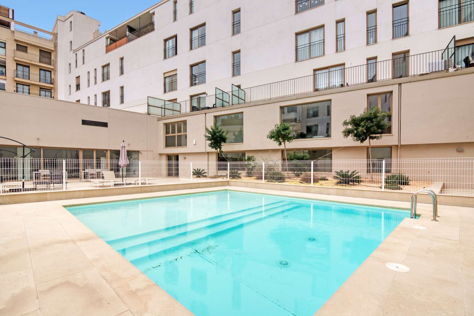Swimming pool of Study to share in  Valencia Capital  with Air Conditioner and Terrace