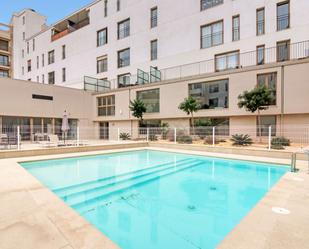 Swimming pool of Study to share in  Valencia Capital  with Air Conditioner and Terrace