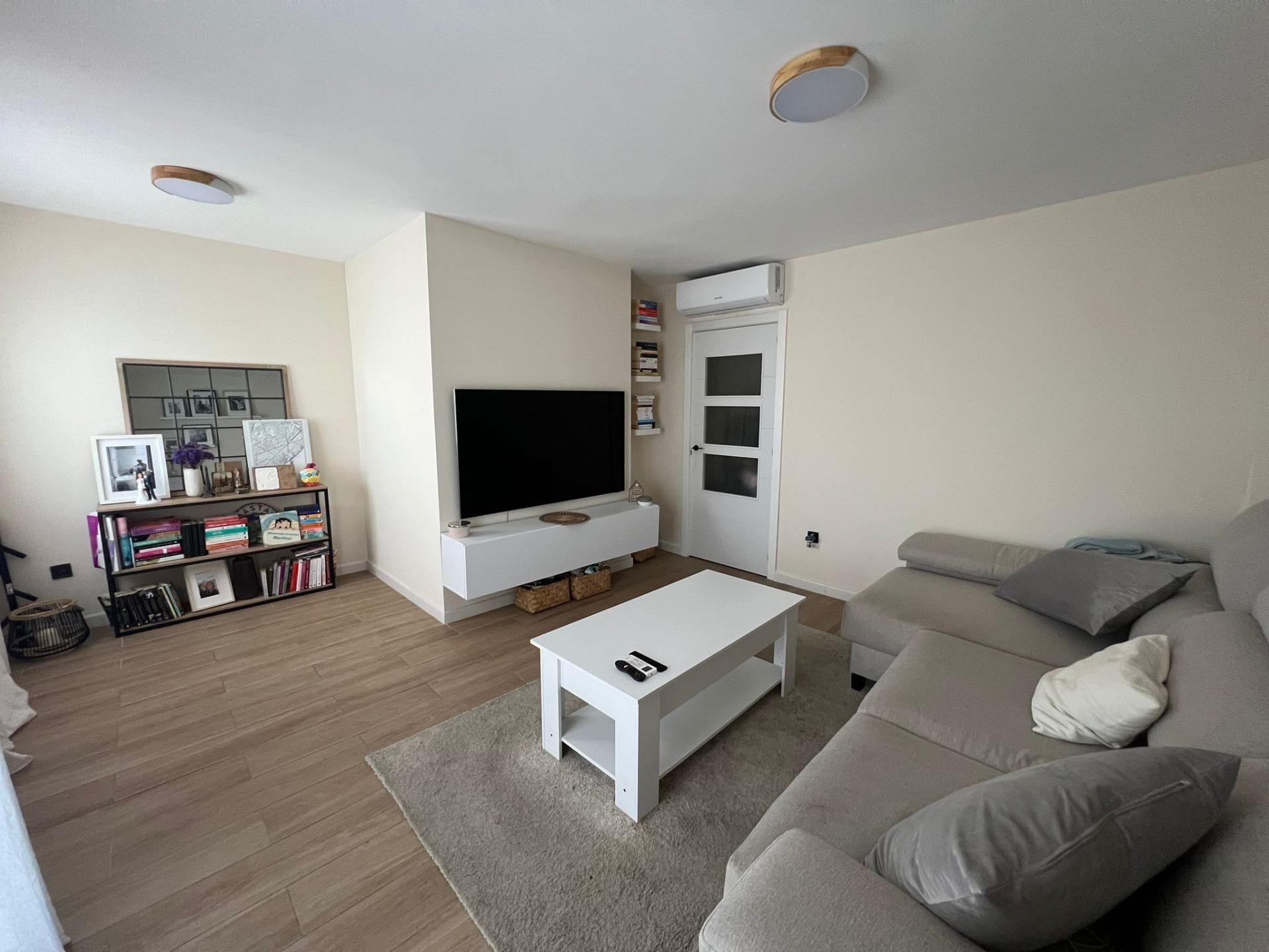 Sala d'estar de Pis en venda en Dos Hermanas amb Aire condicionat i Balcó