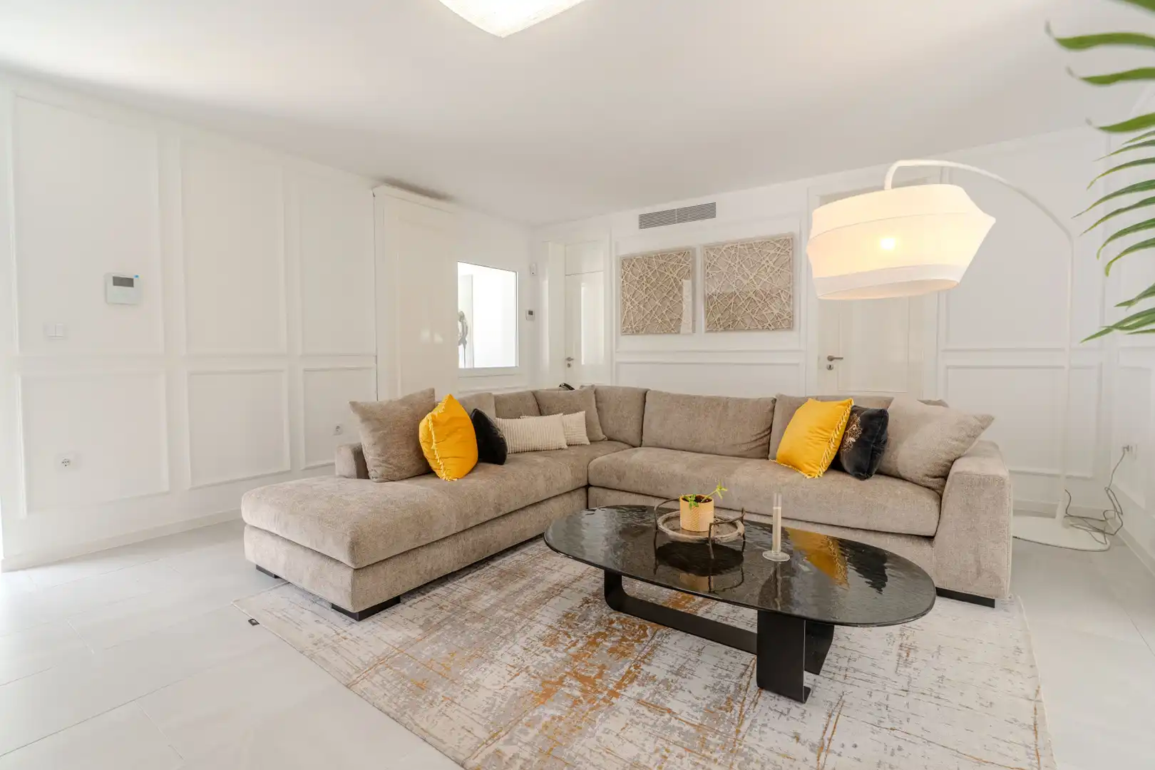 Sala d'estar de Casa o xalet de lloguer en Marbella amb Aire condicionat, Calefacció i Jardí privat