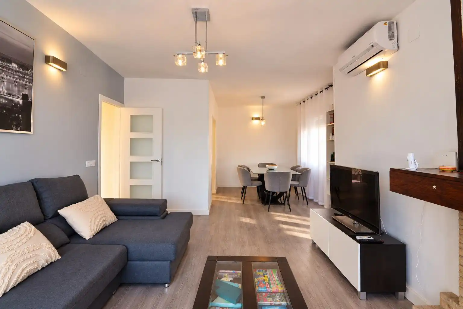 Sala d'estar de Casa o xalet en venda en Villa del Prado, Madrid