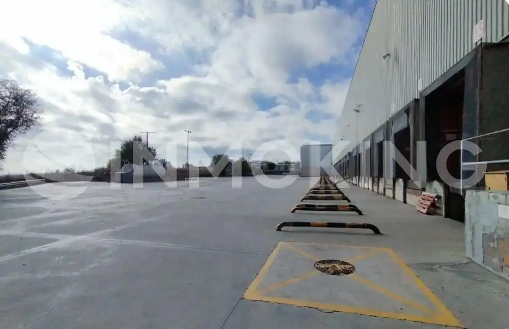 Parkplatz von Fabrikhallen zur Miete in Valdemoro mit Heizung