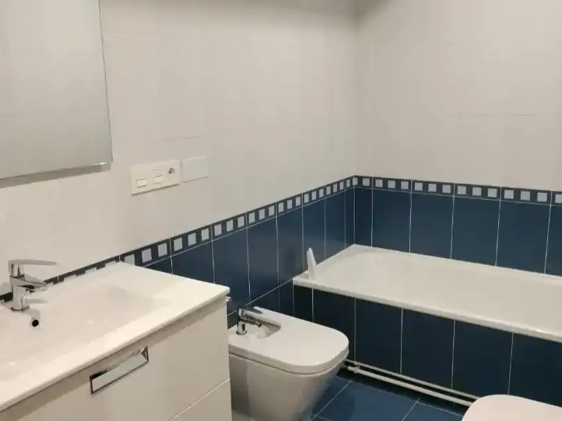 Baño de Piso de alquiler en Carballo con Aire acondicionado y Amueblado