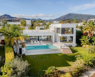 Vista exterior de Casa o xalet de lloguer en Benahavís amb Aire condicionat, Calefacció i Jardí privat