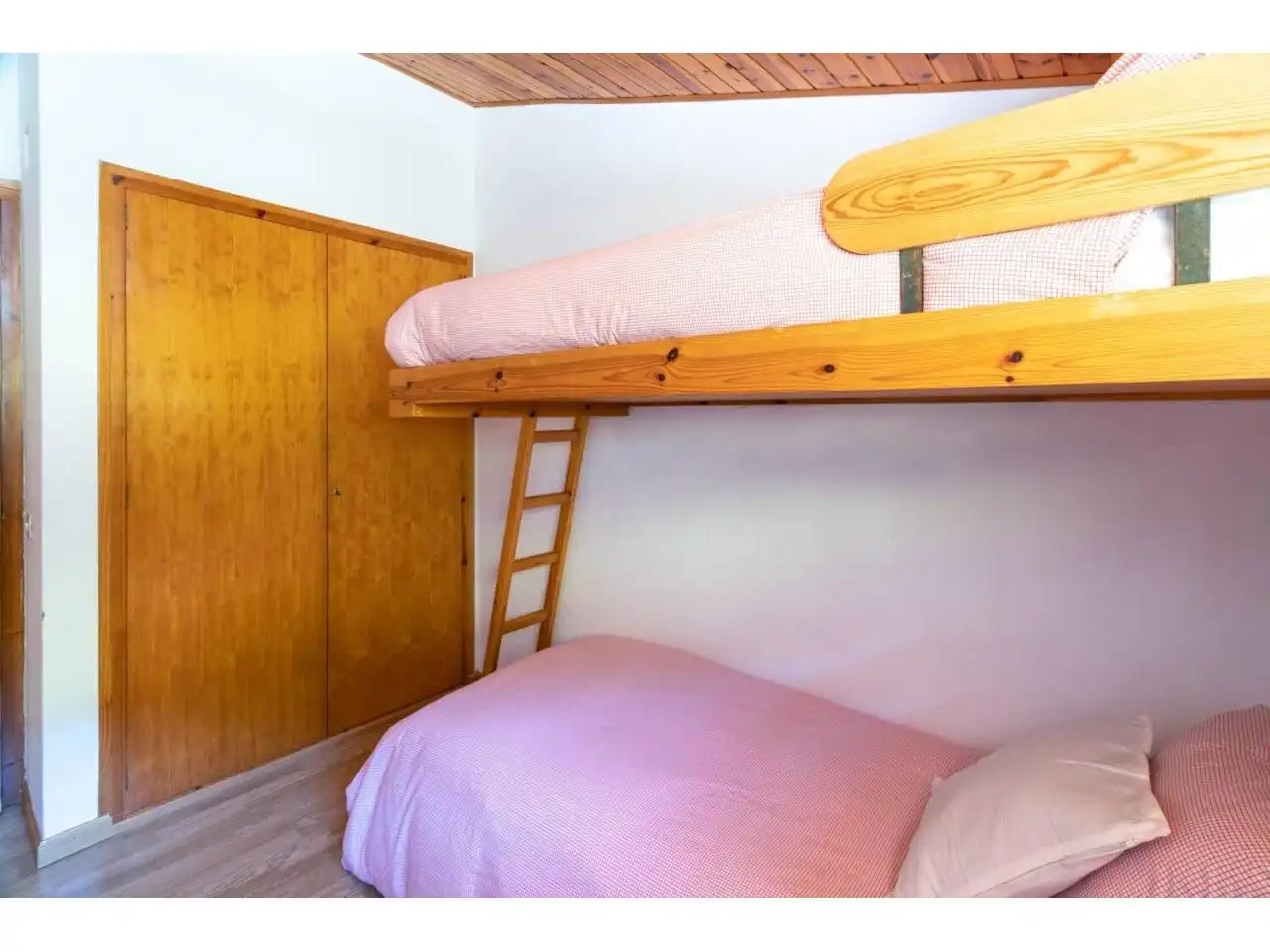 Dormitori de Àtic de lloguer en Alp amb Calefacció, Parquet i Moblat