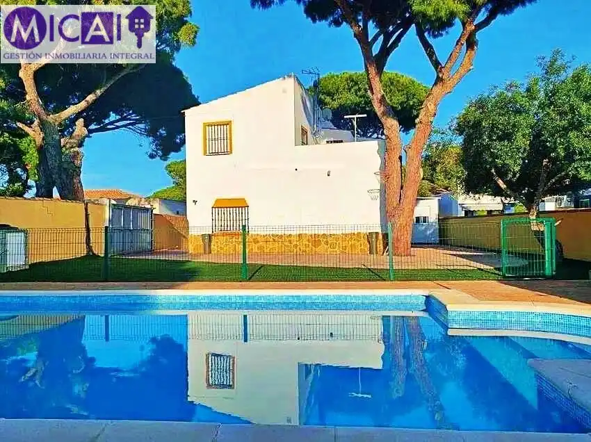 Vista exterior de Casa o xalet en venda en Chiclana de la Frontera amb Aire condicionat, Jardí privat i Traster