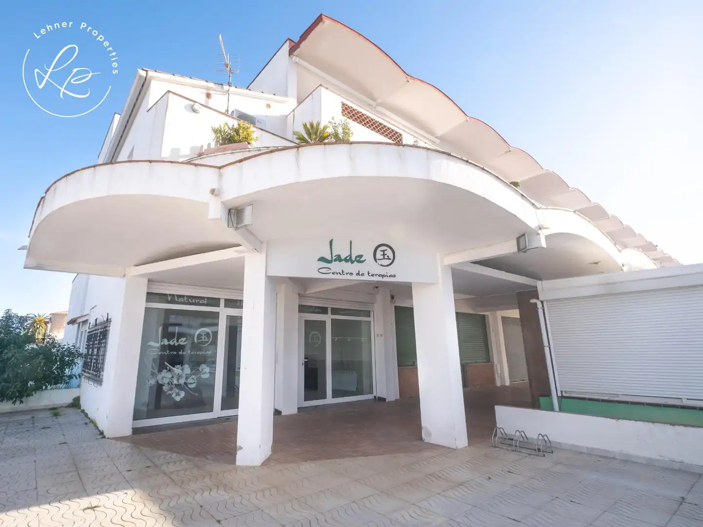 Vista exterior de Local en venda en Empuriabrava amb Aire condicionat