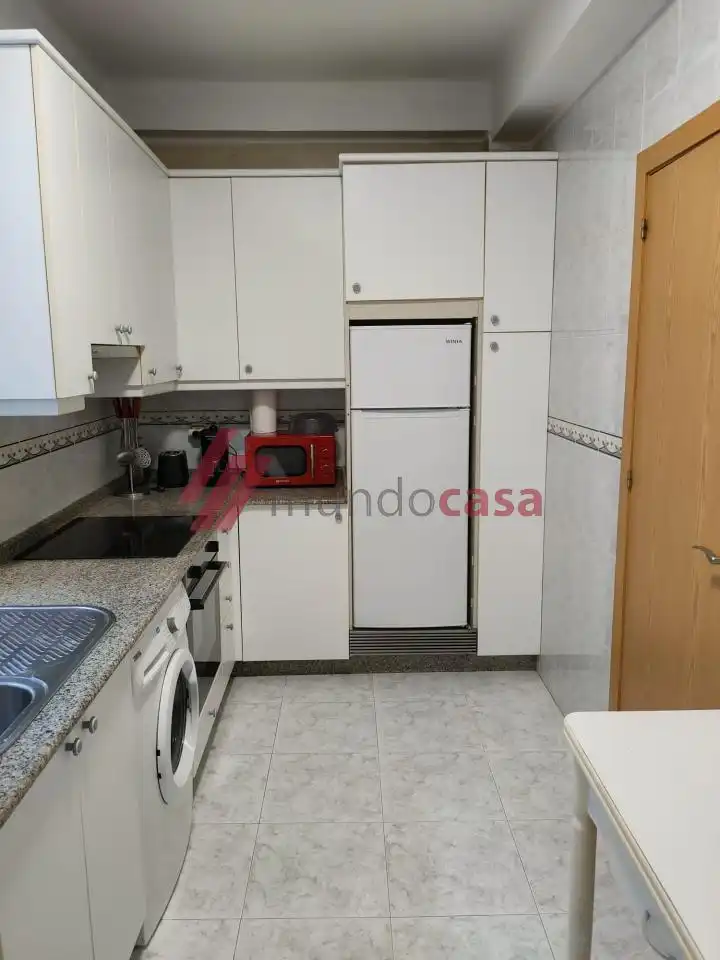 Cuina de Pis per a compartir en Ferrol amb Calefacció, Traster i Moblat