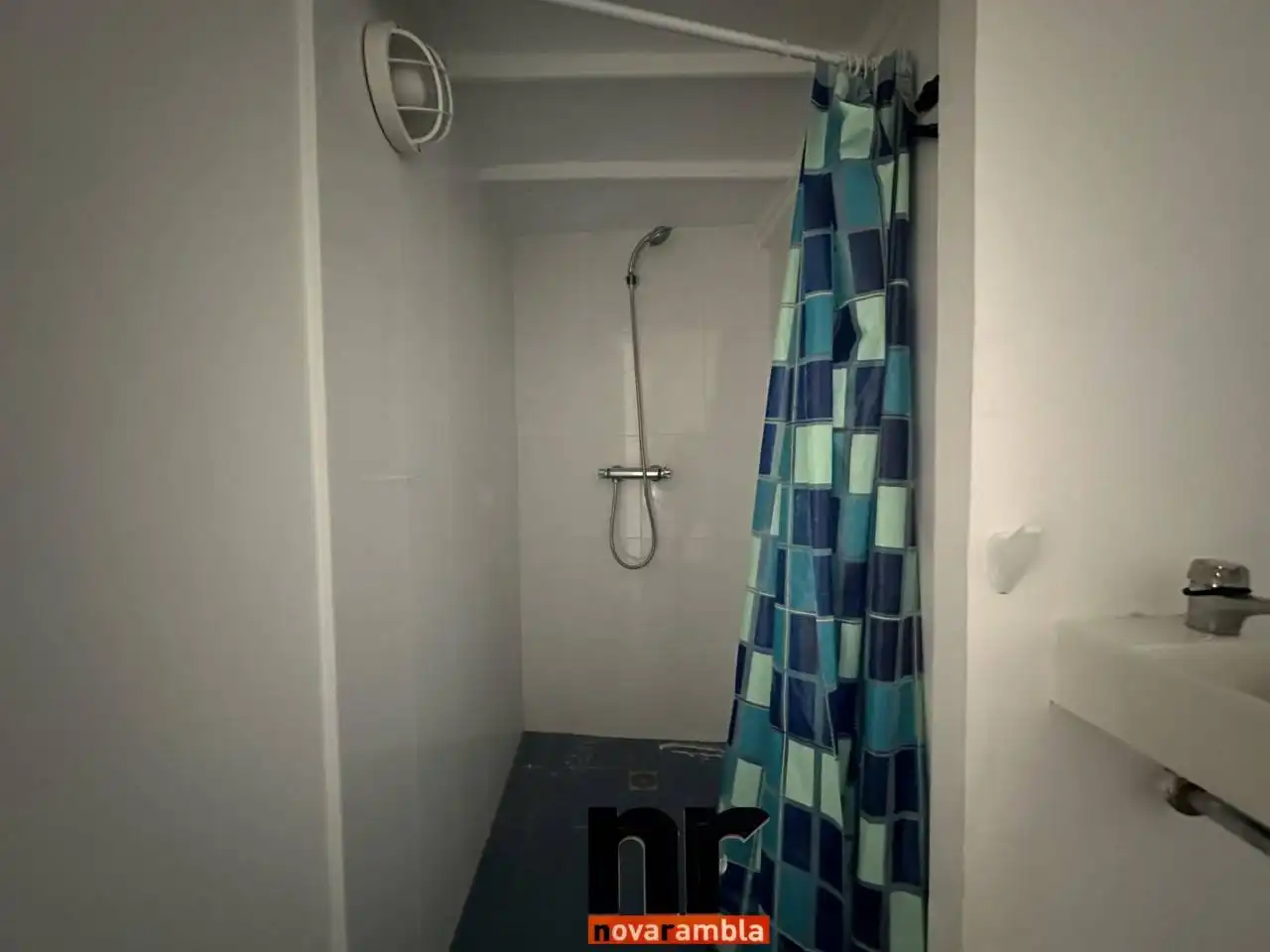Baño de Local de alquiler en Ripollet