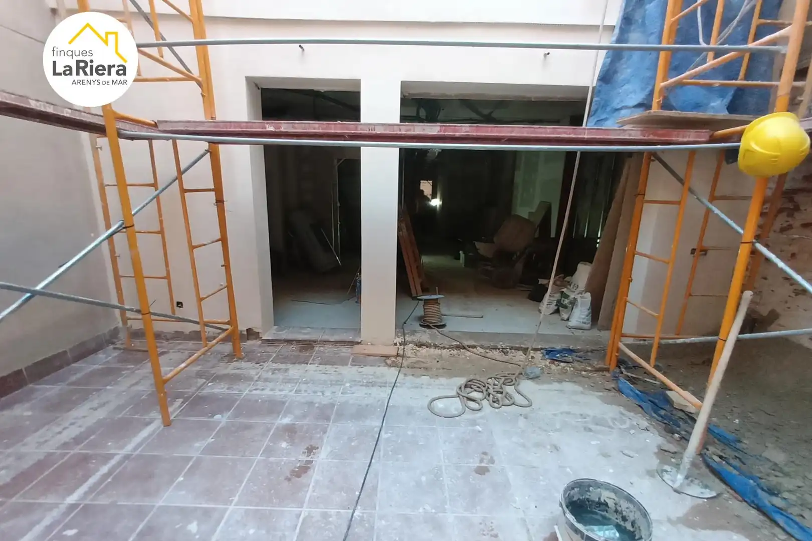 Baixos amb terrassa en venda a Carrer AVALL 31, imagen 3