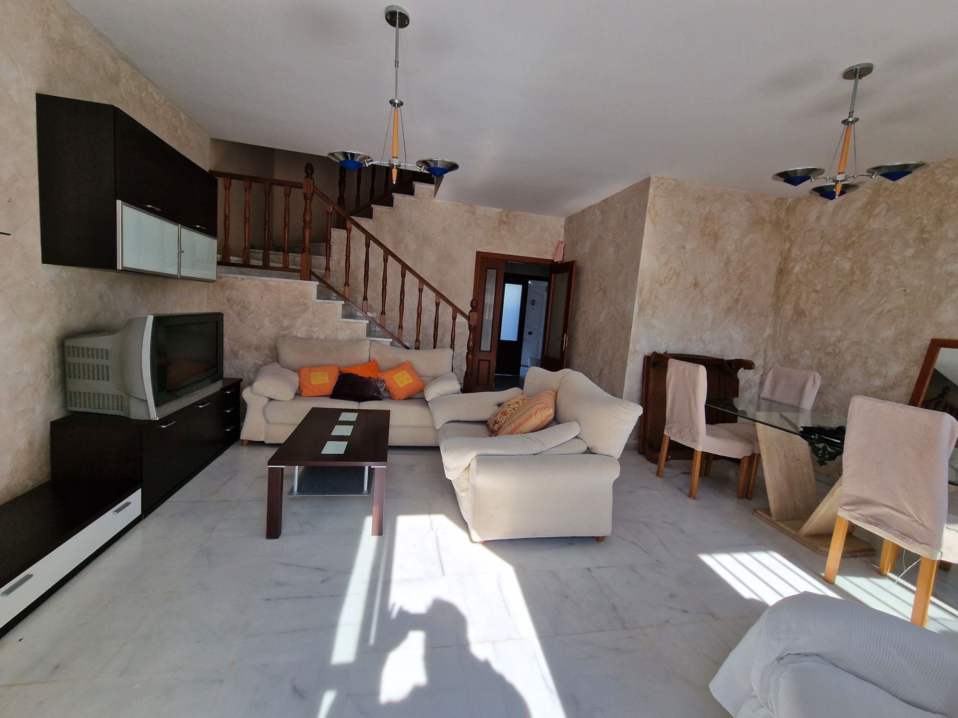 Sala d'estar de Casa adosada en venda en Espartinas amb Aire condicionat, Calefacció i Jardí privat
