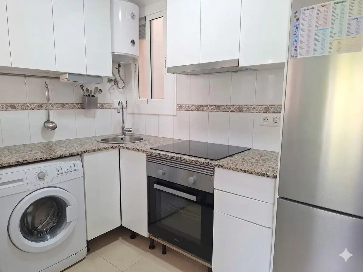 Küche von Wohnung zum Verkauf in Barcelona mit Ofen und Waschmaschine