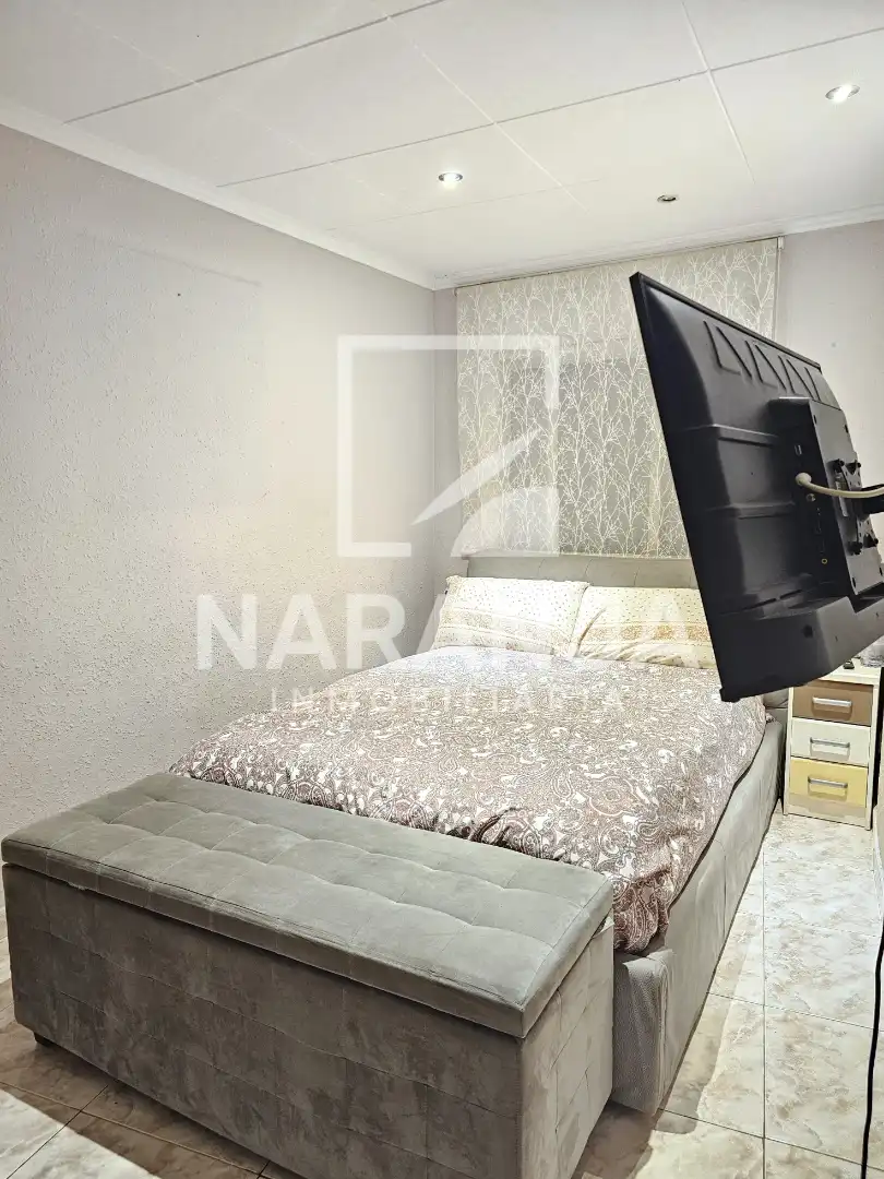 Bedroom of Flat for sale in Barcelona