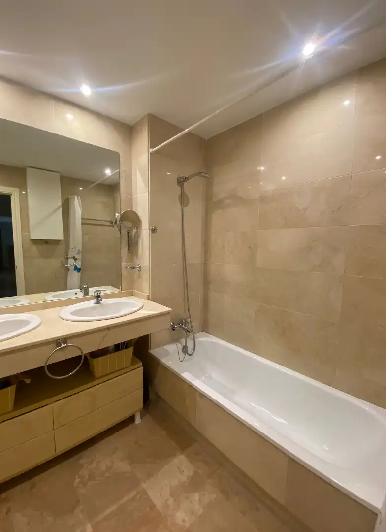 Badezimmer von Wohnungen zum Verkauf in Marbella mit Klimaanlage, Terrasse und Möbliert