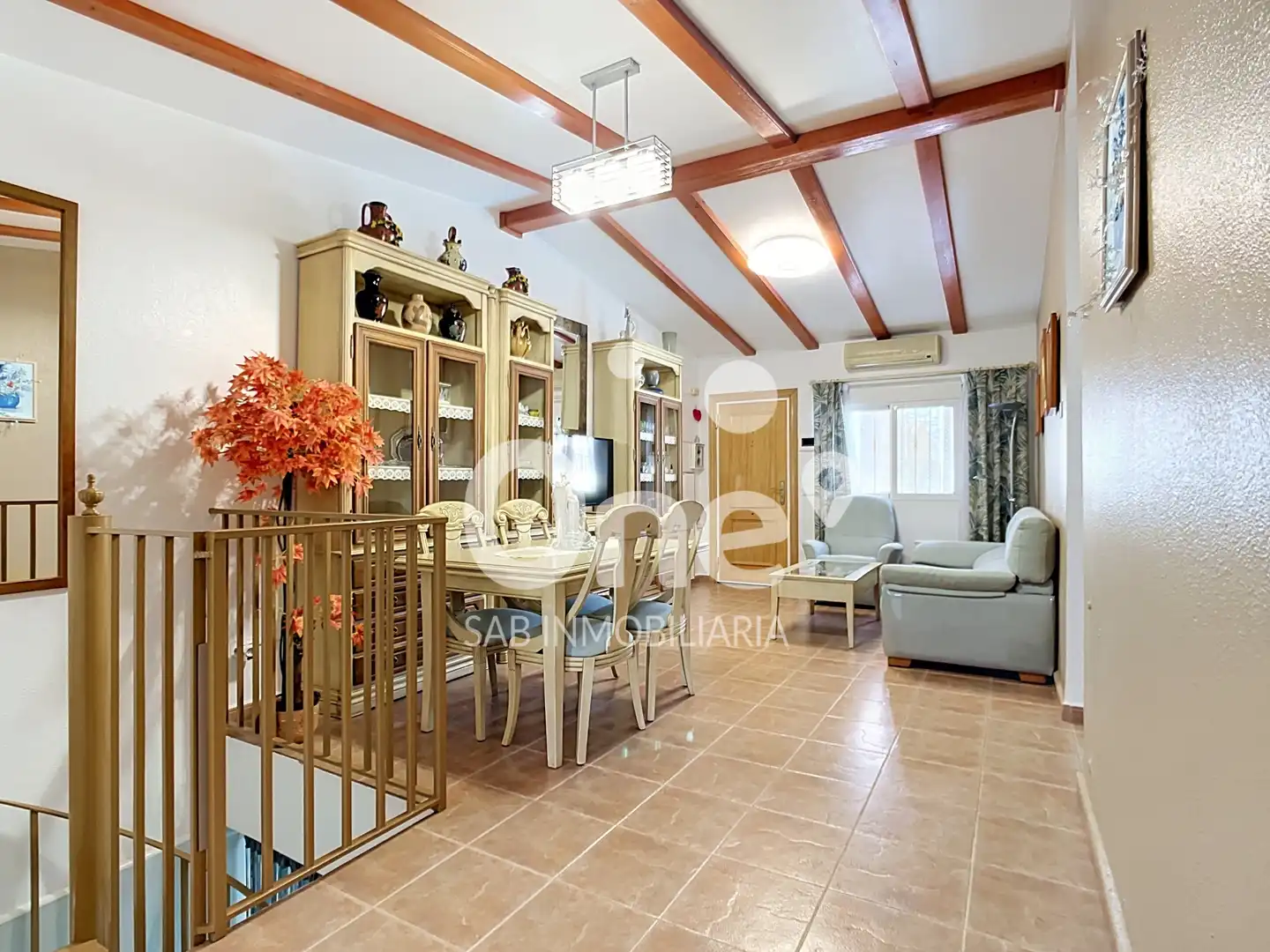 Sala d'estar de Casa adosada en venda en La Pobla de Vallbona amb Aire condicionat, Jardí privat i Terrassa