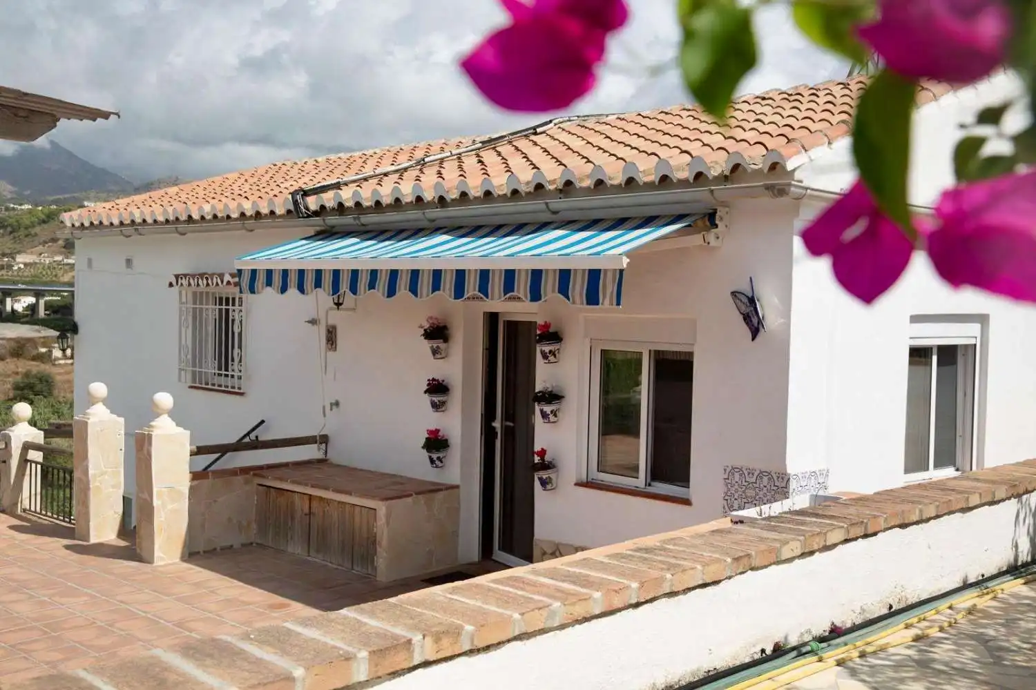 Vista exterior de Casa o xalet en venda en Nerja amb Aire condicionat i Piscina