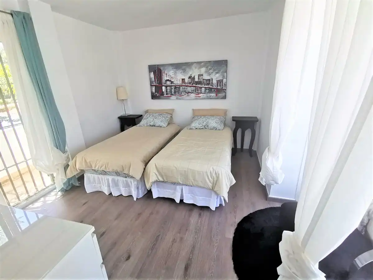 Dormitori de Casa o xalet de lloguer en Marbella amb Aire condicionat, Jardí privat i Terrassa