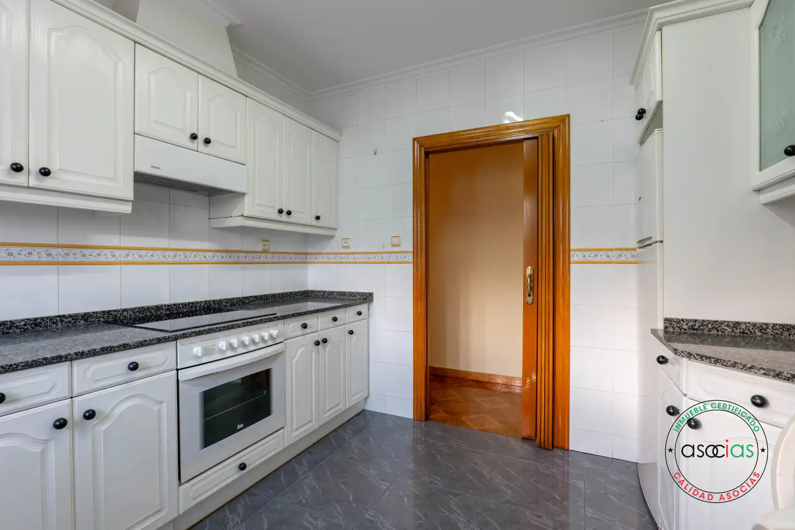 Cocina de Piso en venta en Gijón  con Calefacción y Jardín privado