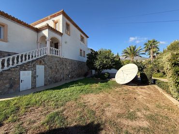 Chalet con piscina en venta en Montebello - Nou Espai