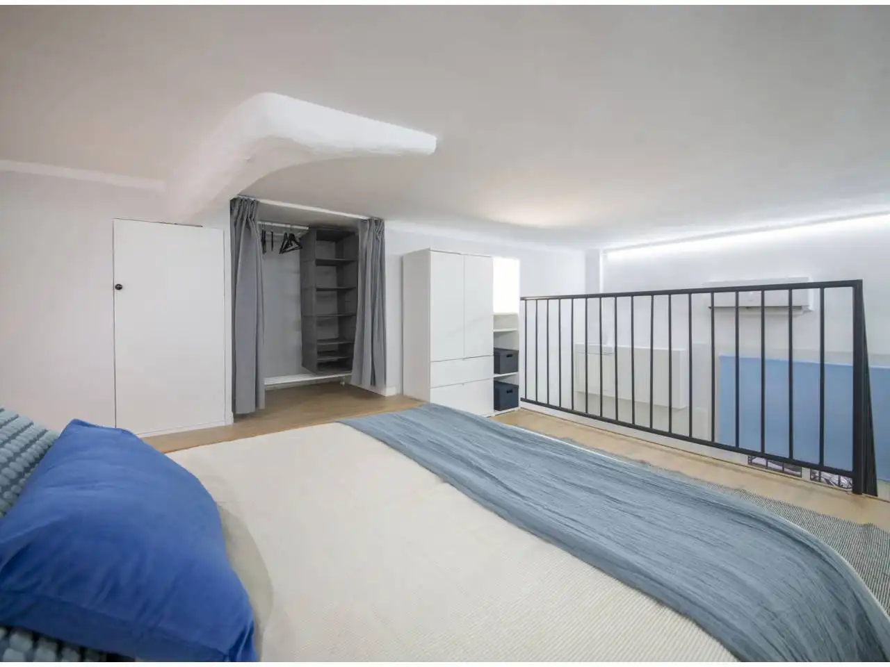 Schlafzimmer von Wohnung zum Verkauf in L'Hospitalet de Llobregat mit Parkett und Möbliert