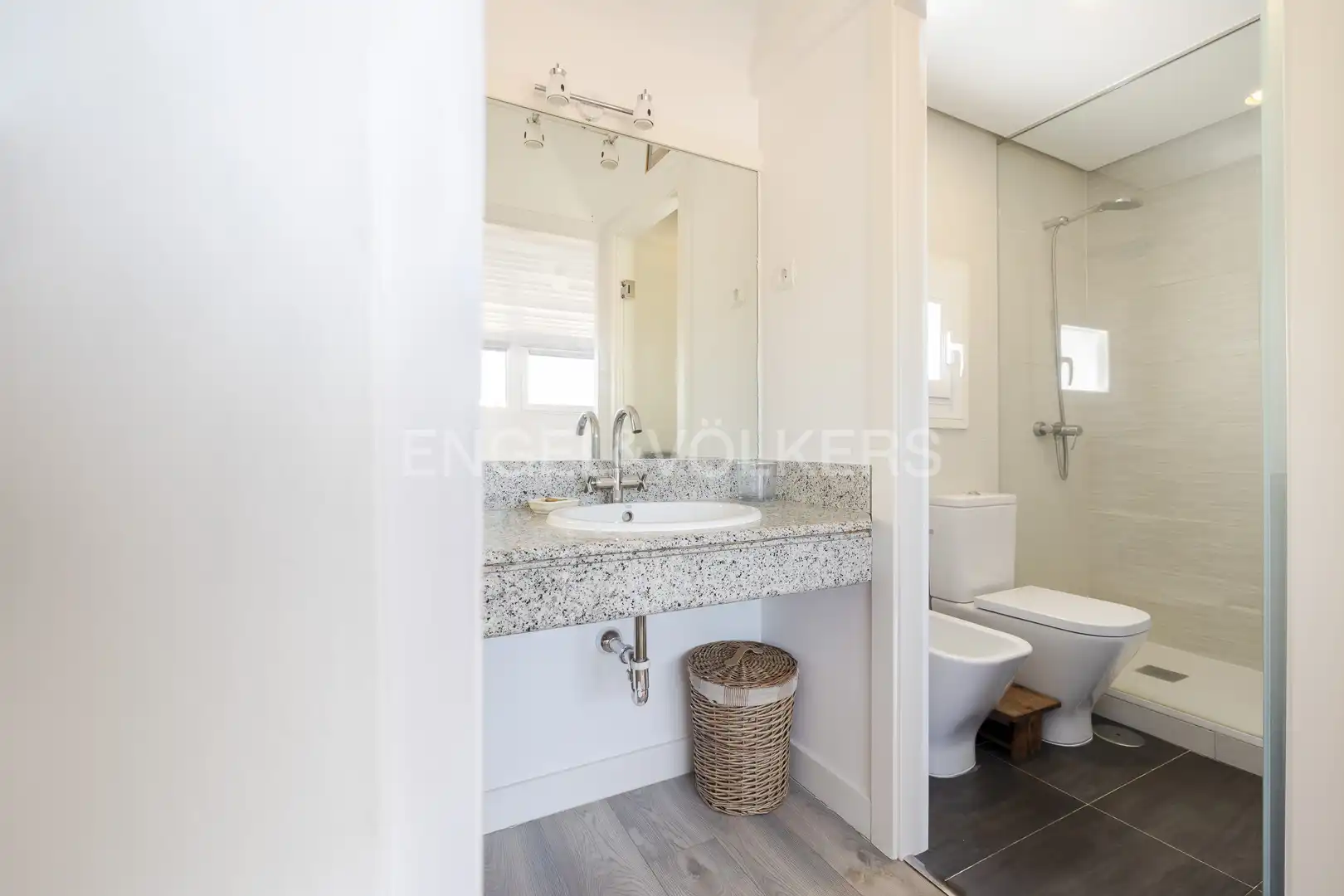 Badezimmer von Dachboden zum Verkauf in Madrid mit Klimaanlage, Heizung und Parkett