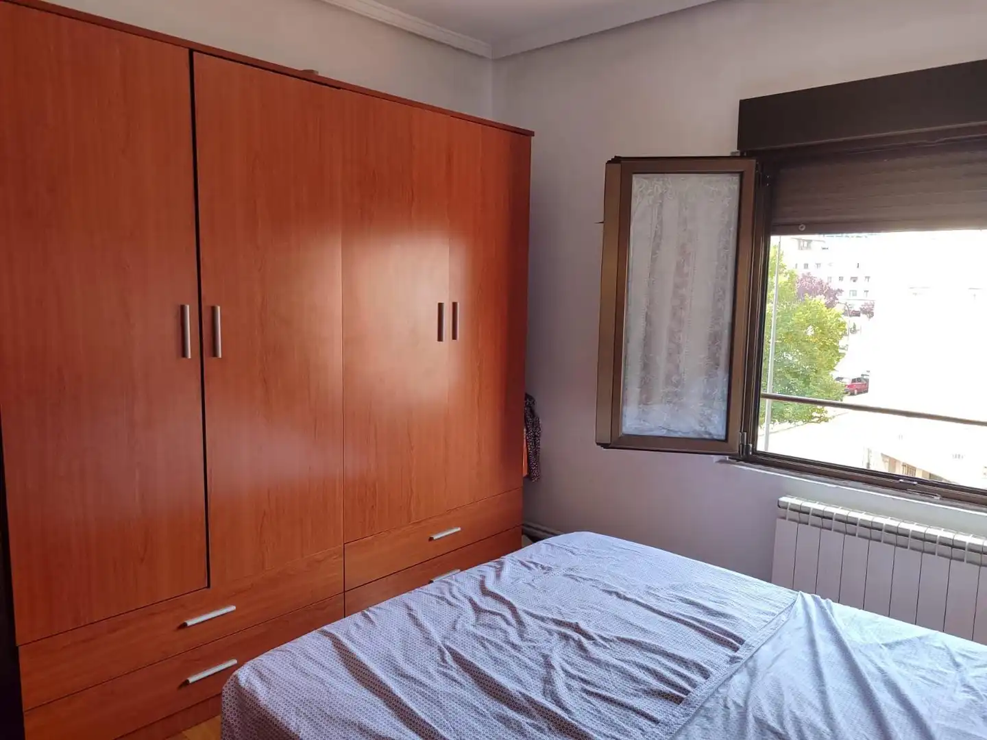 Dormitori de Pis en venda en Oviedo  amb Calefacció