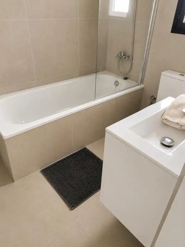 Baño de Casa adosada en venta en Alhaurín El Grande con Aire acondicionado, Calefacción y Jardín privado