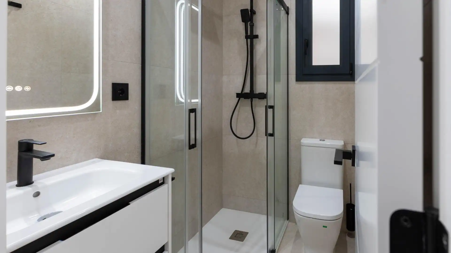 Baño de Piso en venta en L'Hospitalet de Llobregat con Calefacción, Parquet y Terraza