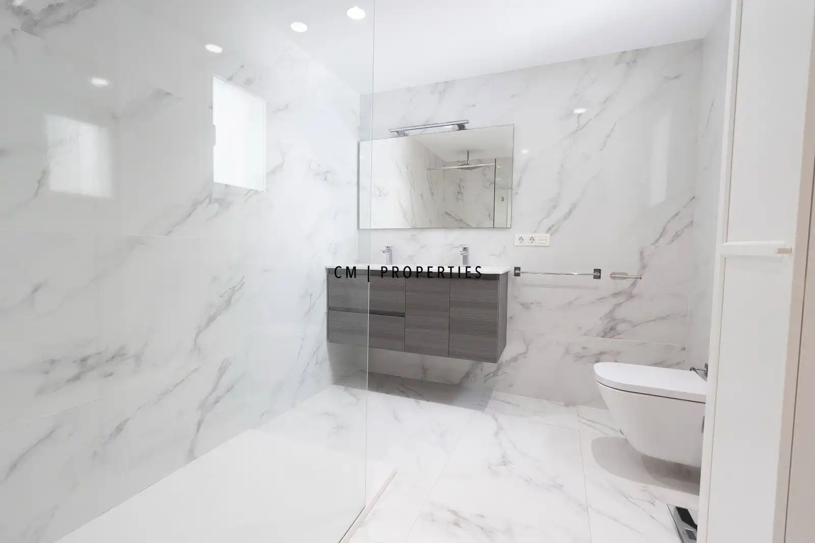 Baño de Piso de alquiler en Valencia con Aire acondicionado, Parquet y Amueblado