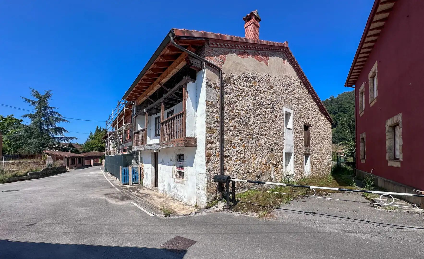 Vista exterior de Casa adosada en venda en Castañeda amb Jardí privat