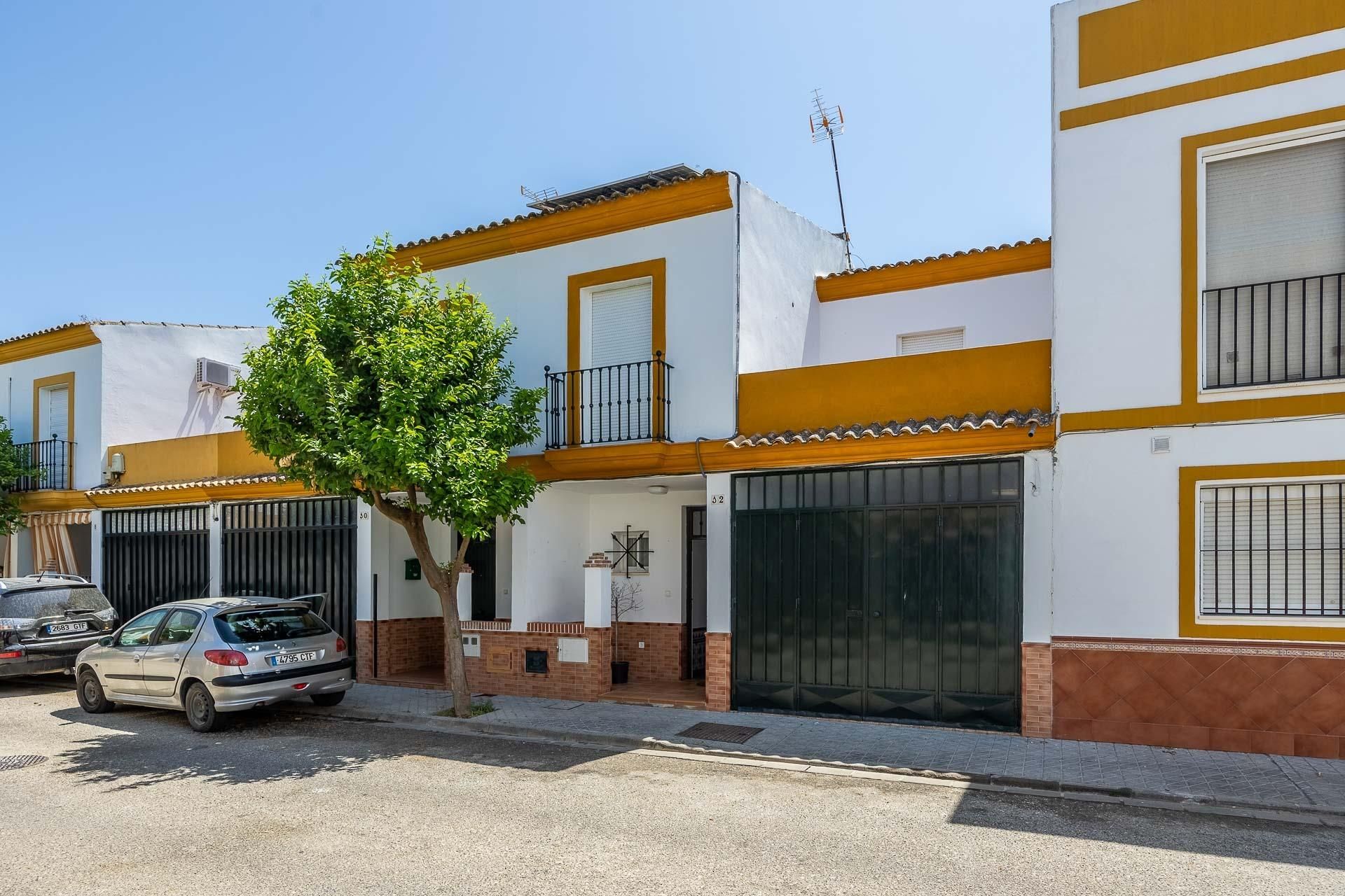 Exterior view of Single-family semi-detached for sale in El Viso del Alcor  with Air Conditioner, Terrace and Balcony
