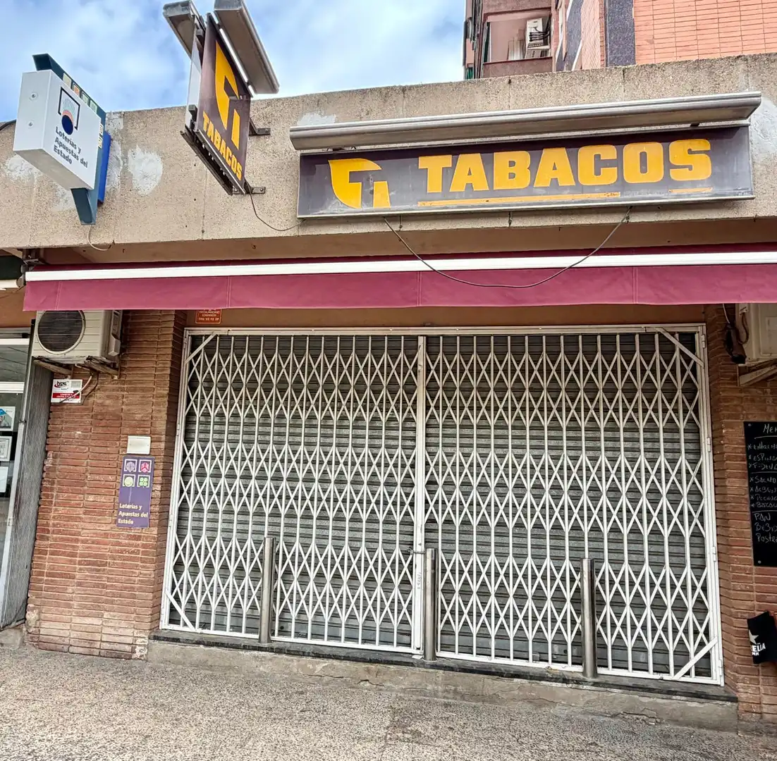Geschaftsraum zur Miete in Carrer de Rubió i Balaguer, La Vall d'Hebron