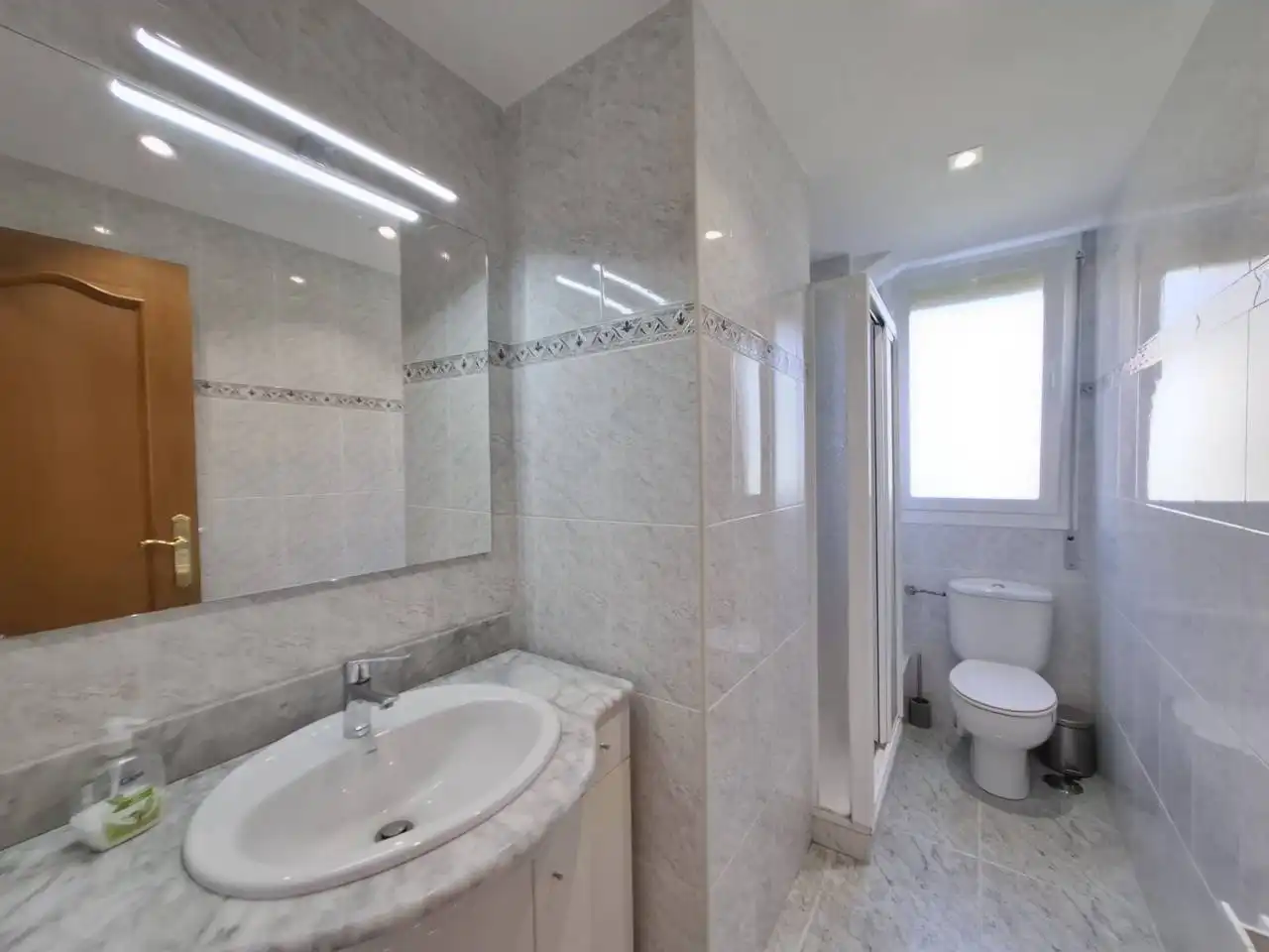 Bathroom of Flat for rent in Madrid  with Air Conditioner, Heating and Terrace