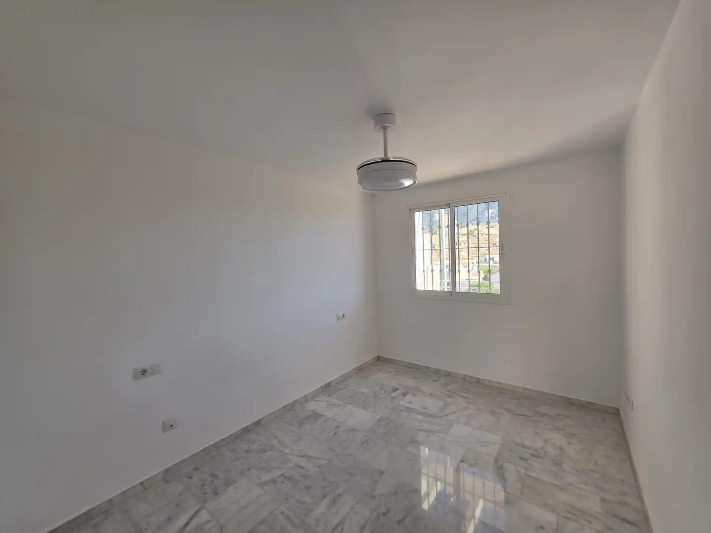 Dormitori de Casa adosada en venda en Benalmádena amb Aire condicionat, Jardí privat i Terrassa