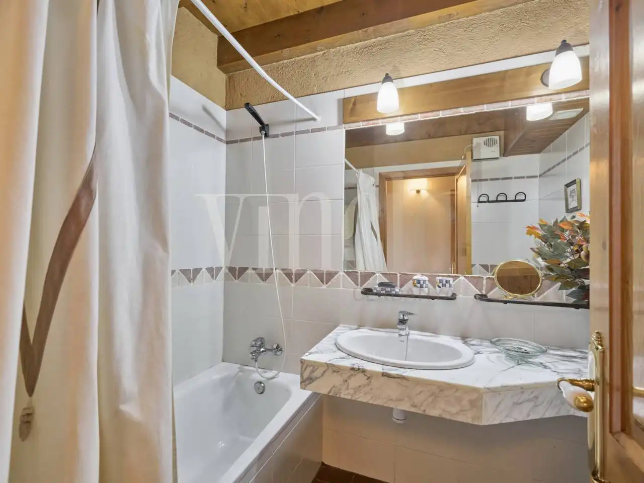 Bany de Casa o xalet en venda en Fontanals de Cerdanya amb Calefacció, Jardí privat i Parquet