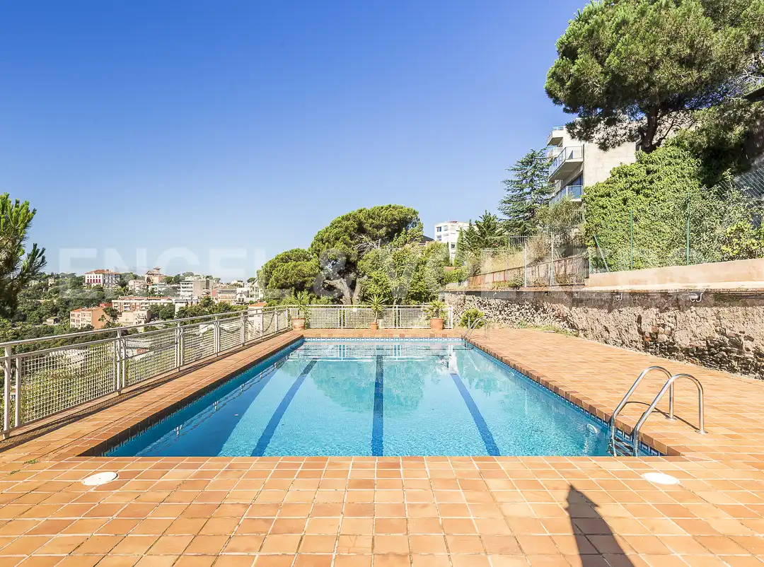 Swimming pool of Houses for sale in Barcelona  with Heating, Private garden and Parquet flooring