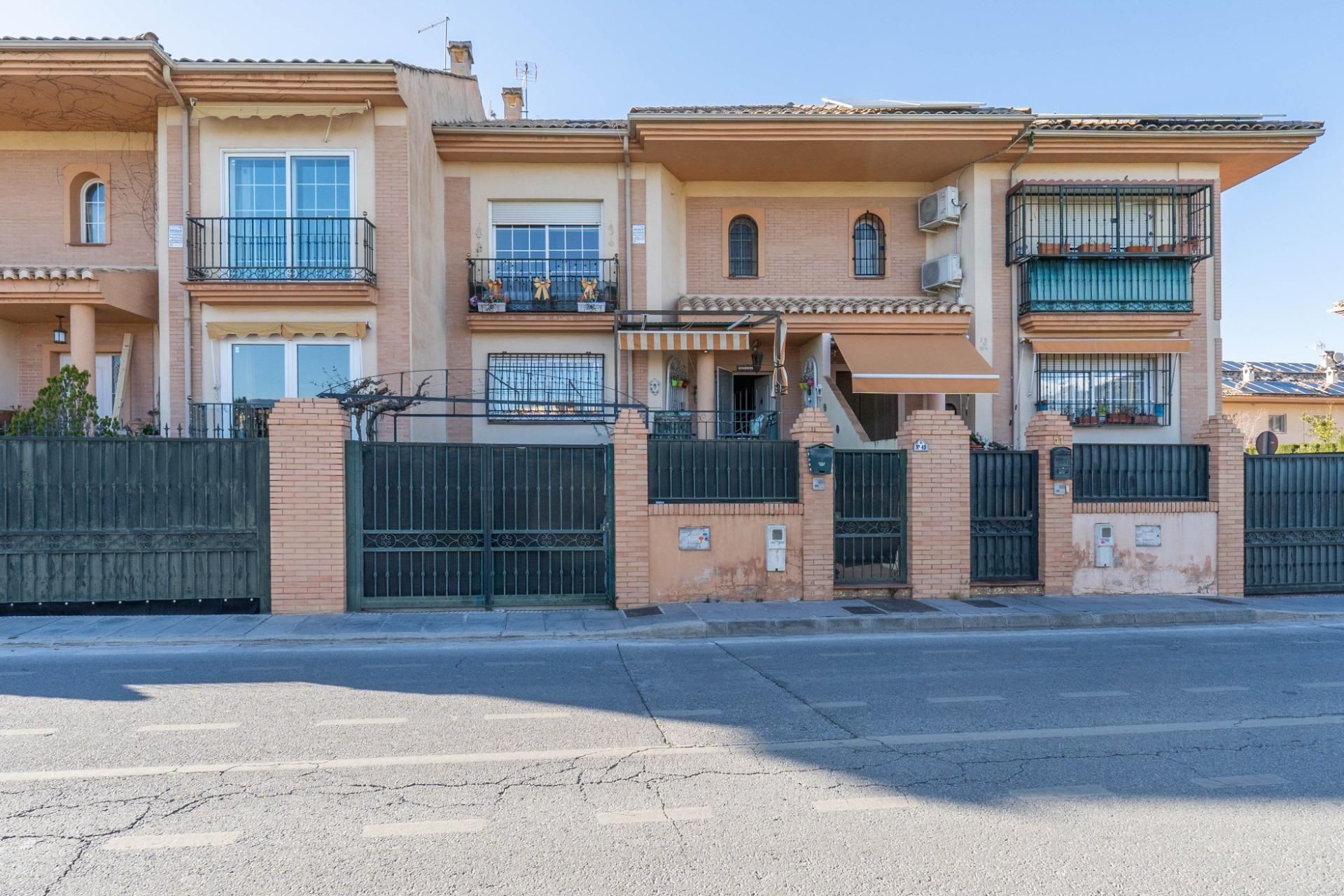Vista exterior de Casa adosada en venta en Ogíjares con Aire acondicionado, Calefacción y Terraza