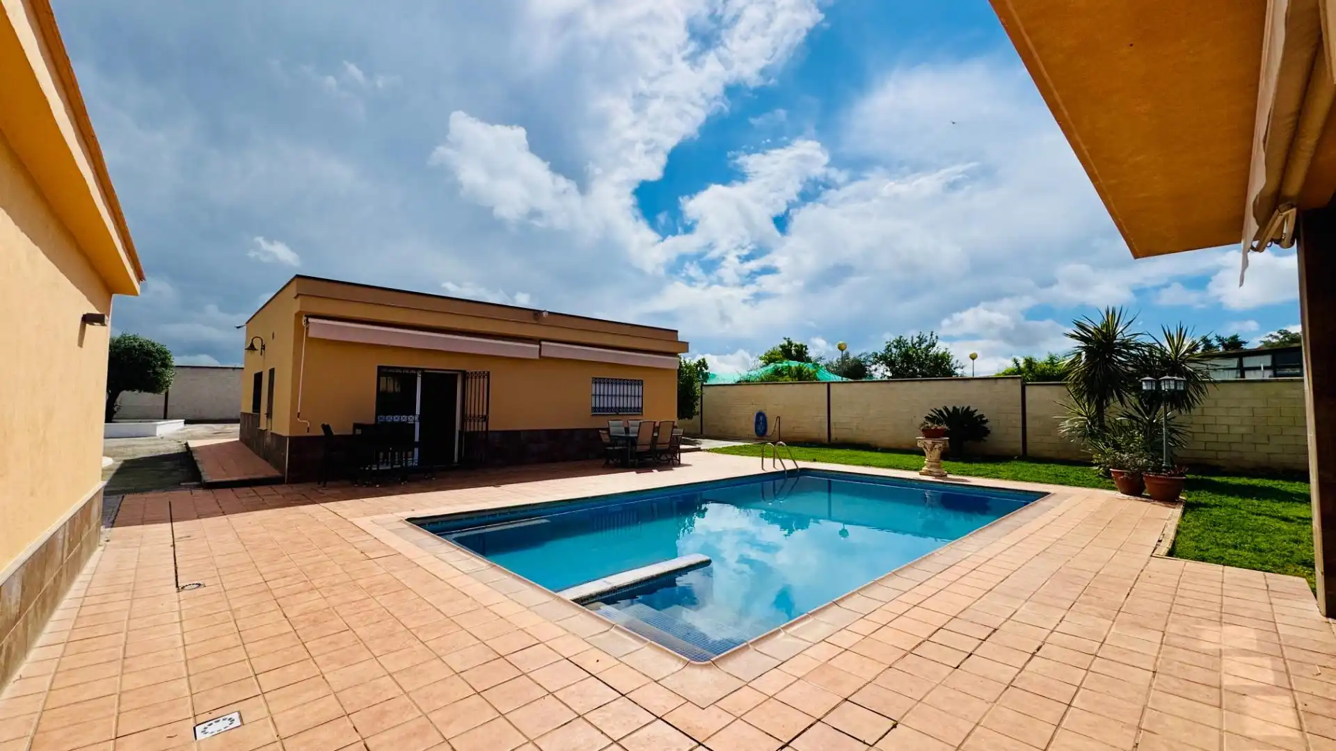 Piscina de Casa o xalet en venda en Alcalá de Guadaira amb Aire condicionat, Jardí privat i Terrassa