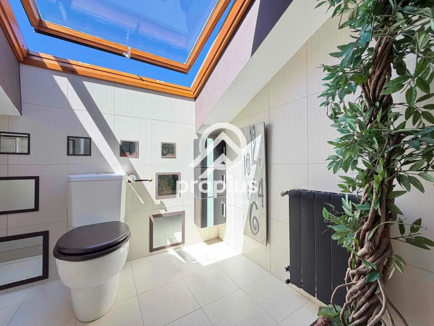 Badezimmer von Dachboden zum Verkauf in Llanes mit Heizung, Terrasse und Abstellraum