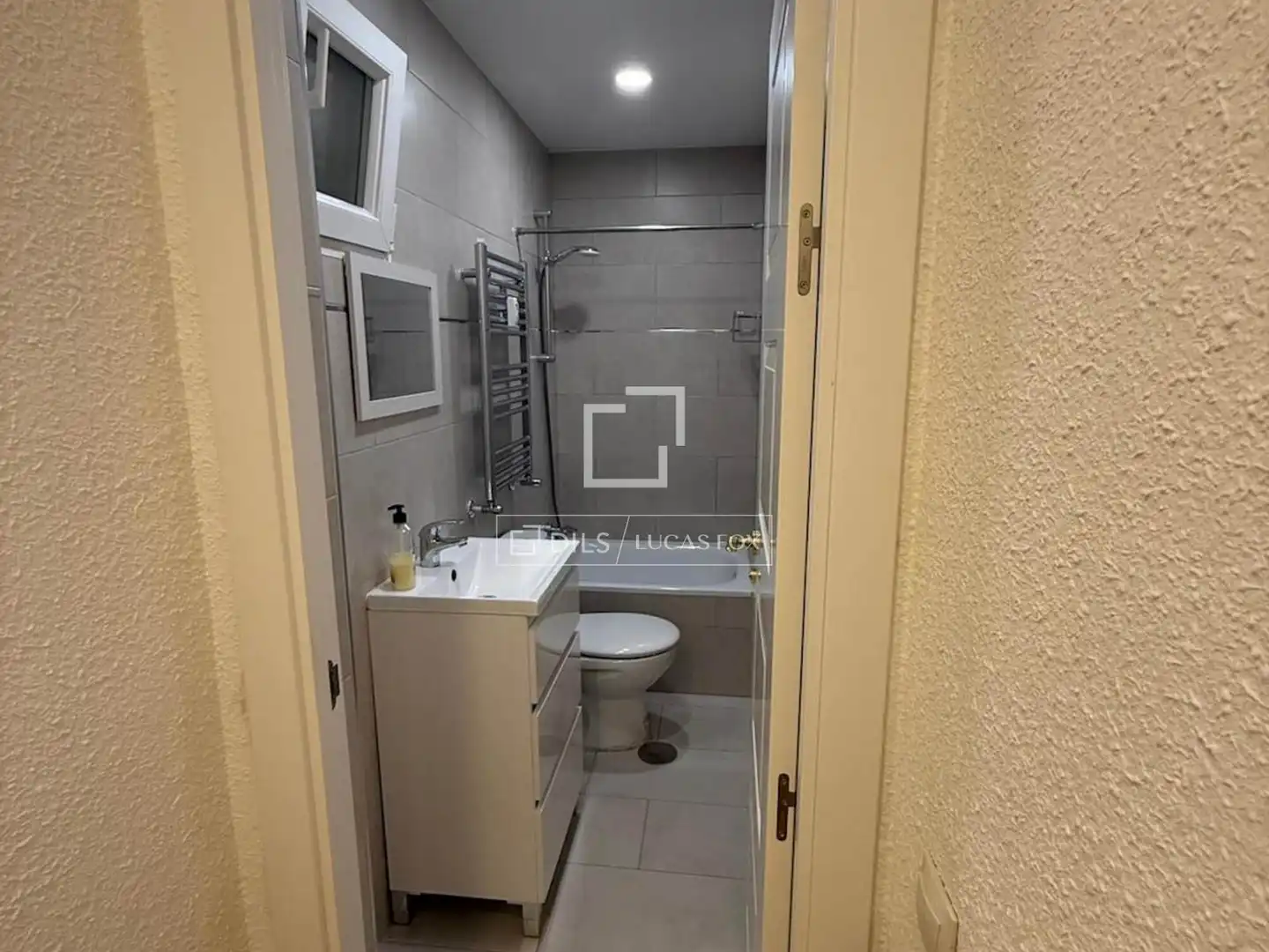 Bathroom of Flat for rent in Madrid  with Air Conditioner, Heating and Private garden