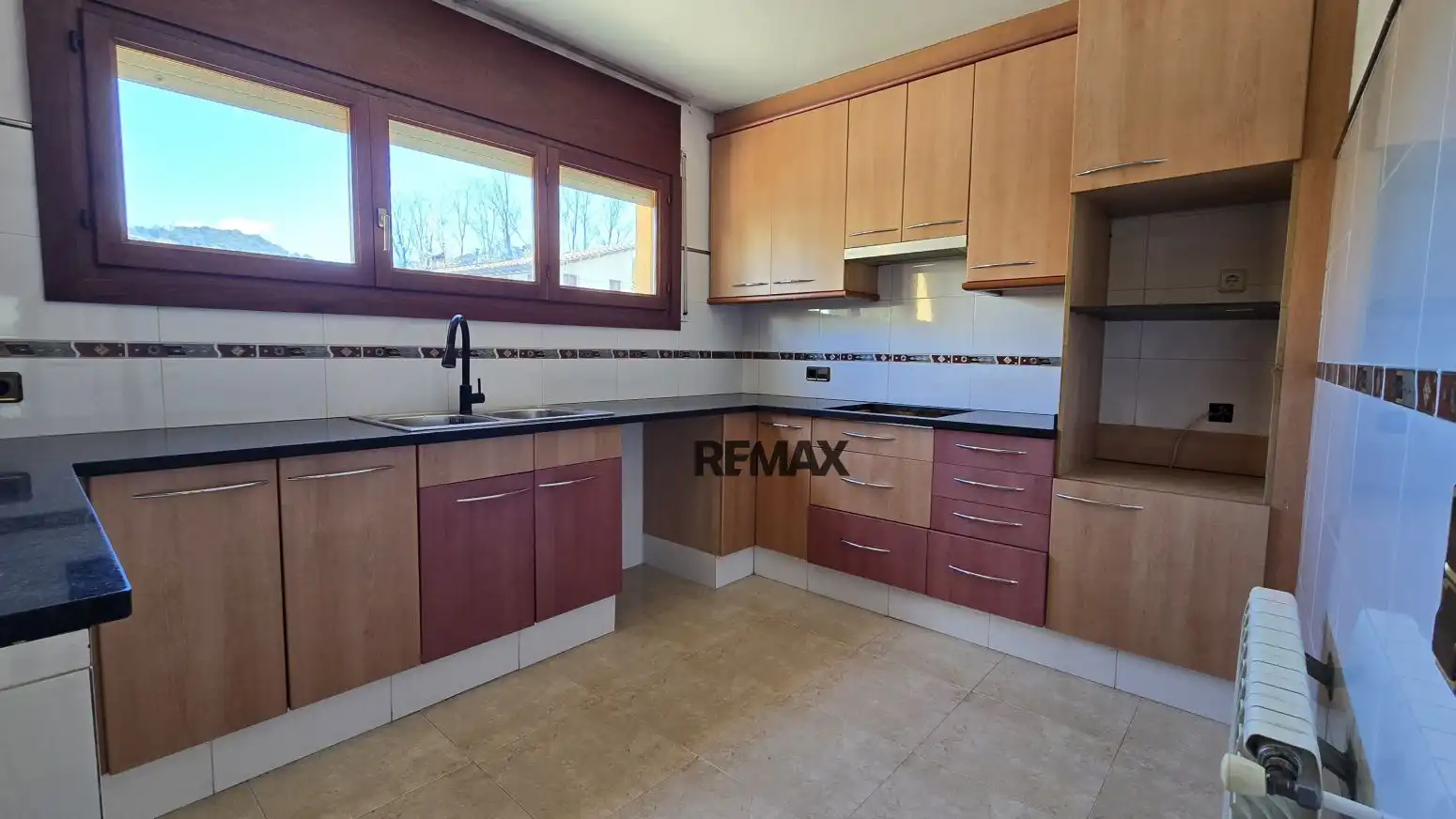 Detached house with garden for sale in Calle CL ISAAC ALBENIZ, imagen 3
