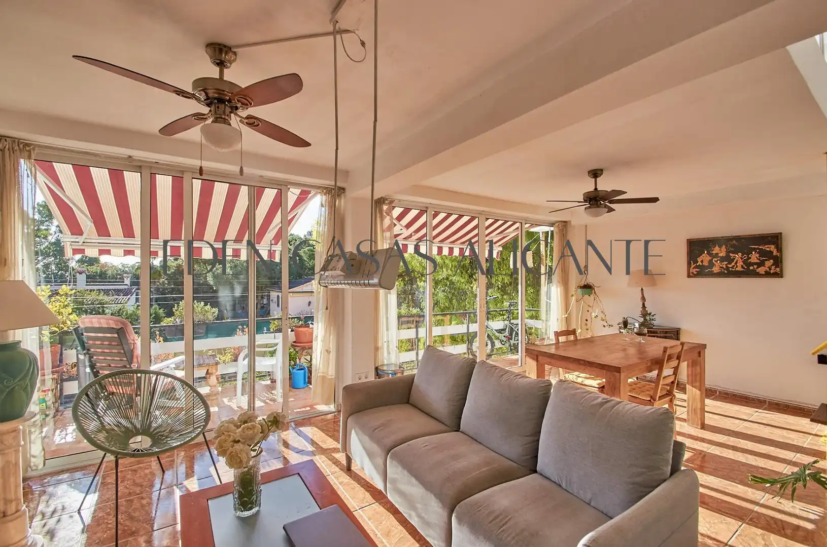 Vista exterior de Piso en venta en El Campello con Aire acondicionado, Jardín privado y Terraza