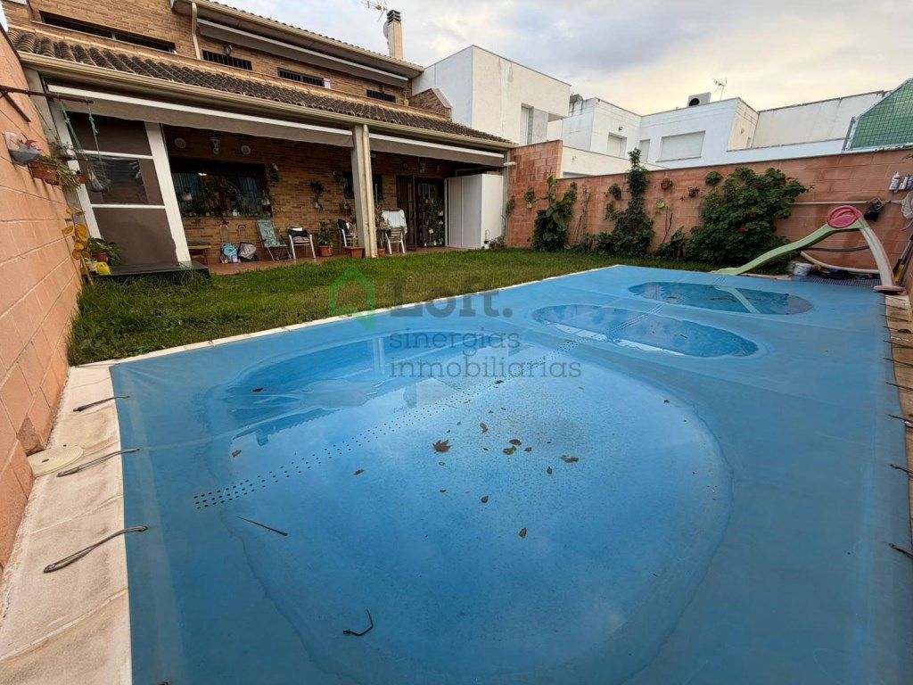Swimming pool of Single-family semi-detached for sale in Badajoz Capital  with Terrace and Swimming Pool